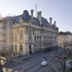 Façade de l'Hôtel des Postes à Lausanne, vue urbaine sophistiquée.
