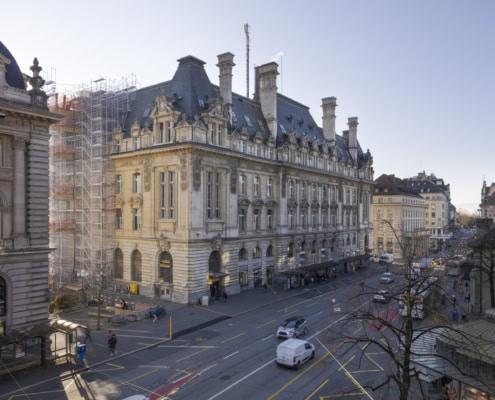 Façade de l'Hôtel des Postes à Lausanne, vue urbaine sophistiquée.