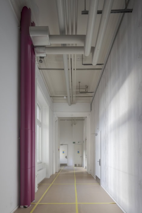 Tubulures industrielles dans un espace moderne à Lausanne.