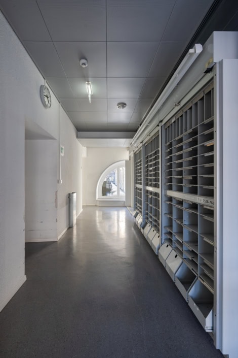 la salle de poste avec casiers à courrier.