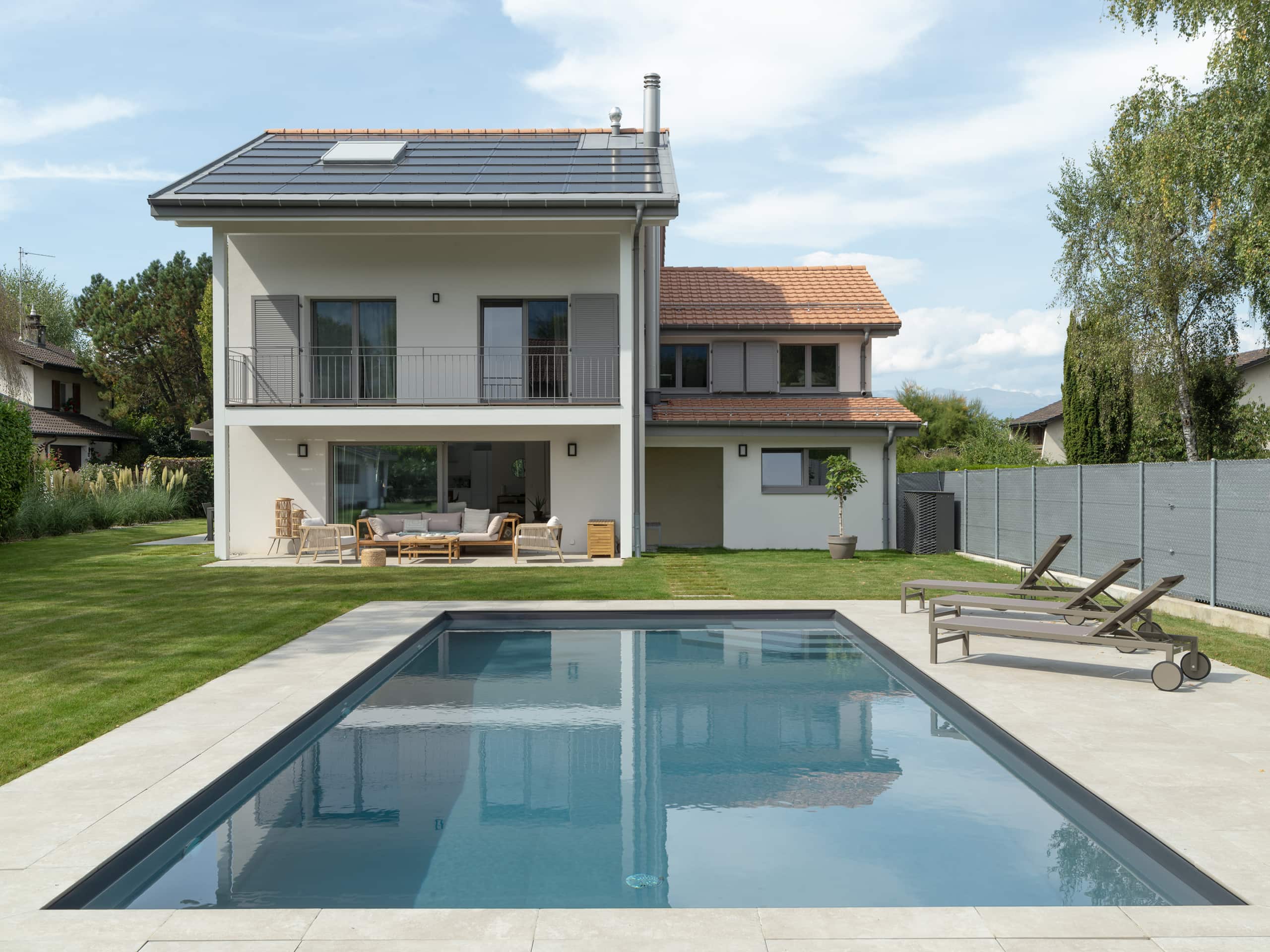 maison avec piscine en premier plan