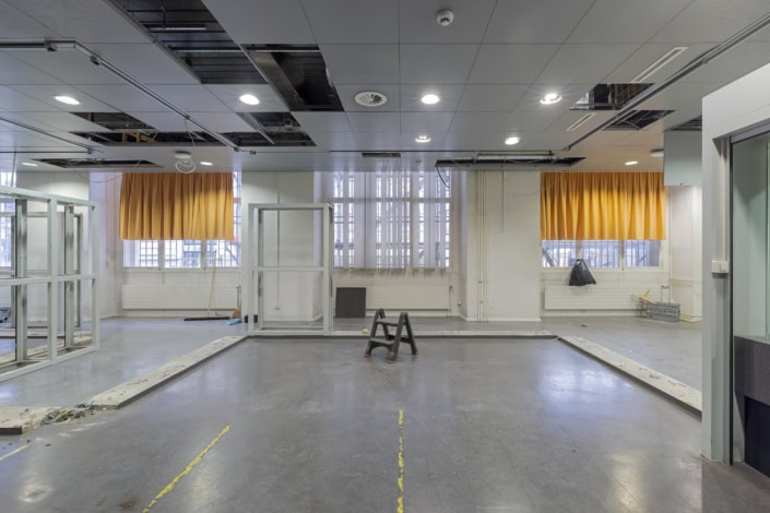 Espace de studio photo en rénovation à Lausanne, lumière naturelle abondante.