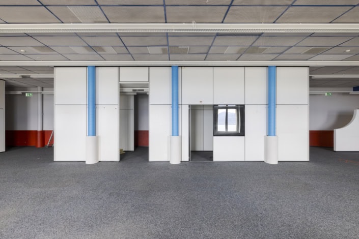 Tapis de sol d'entreprise moderne et structures architecturales lumineuses.