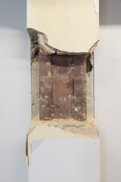 Perte de mur avec câblage électrique exposé.