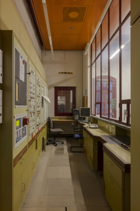 Panneau électrique dans une salle de contrôle industrielle à Lausanne.