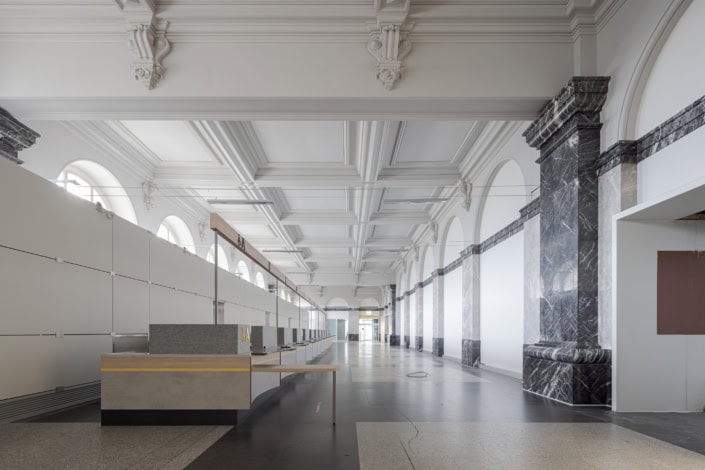 ensemble de guichets postaux