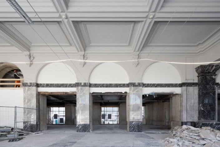 Réhabilitation intérieure avec moulures et marbre, rénovation architecturale de luxe.