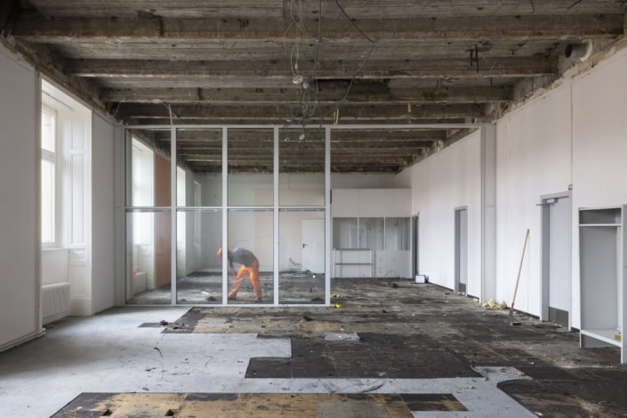 Travail de rénovation d'un espace intérieur vide à Lausanne.