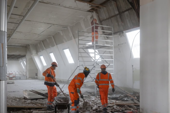 Travailleurs en bâtiment en rénovation intérieure