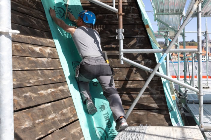 Travailleur en construction sur toiture avec échafaudage