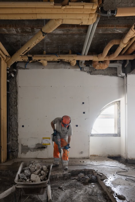Prise de vue d'un ouvrier en rénovation intérieure