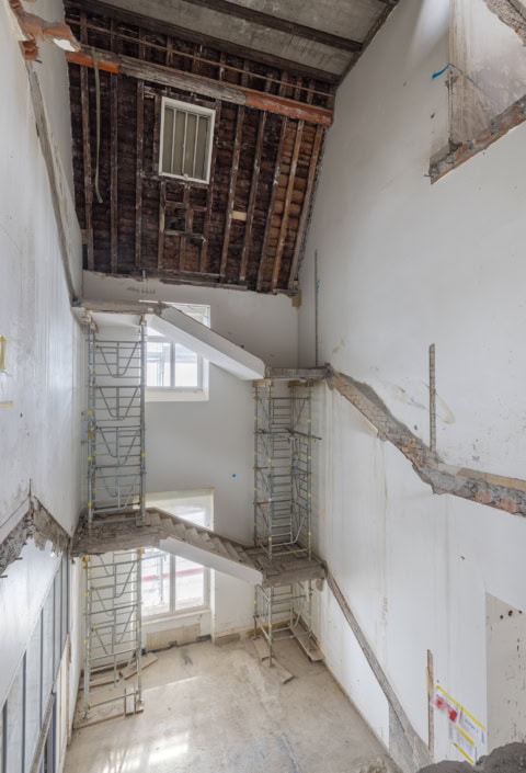 bâtiment historique après démolition d'un grand escalier