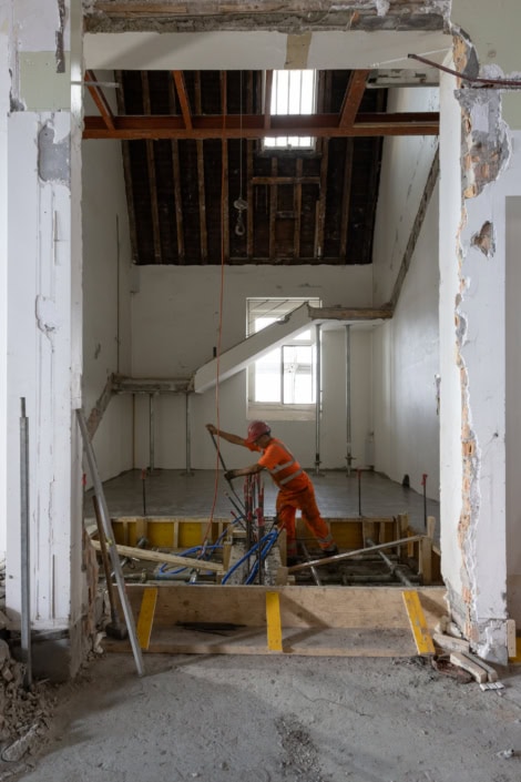 ouvrier en train d'actionner un levier sur un chantier