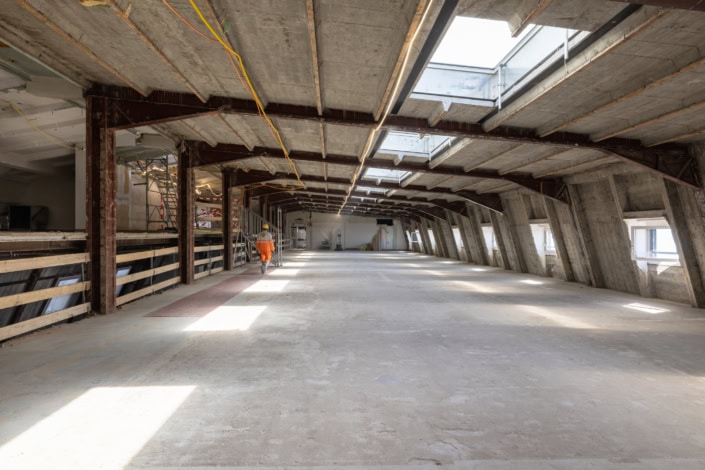 Toit en construction dans un bâtiment avec lumière naturelle