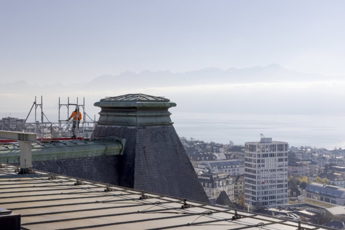 vue depuis une toiture donnant sur la ville de Lausanne et le lac Léman