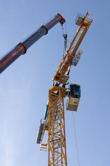 Grue de construction jaune en plein ciel bleu