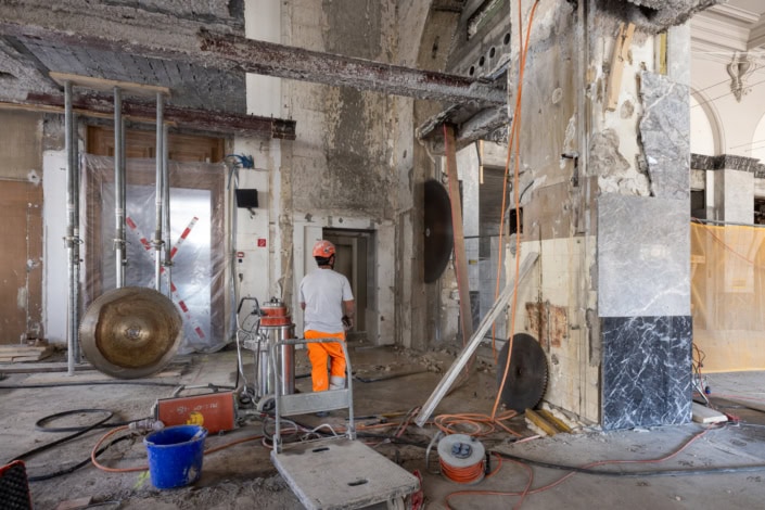 Ouvrié maniant une scie circulaire à l'Hôtel des Postes