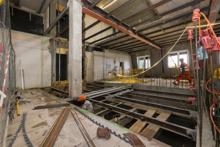 construction d'une dalle dans un bâtiment historique en cours de rénovation