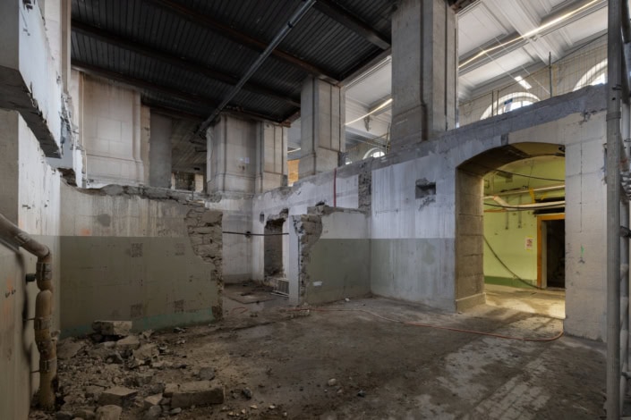 Puits de lumière dans un espace de rénovation intérieure en construction.