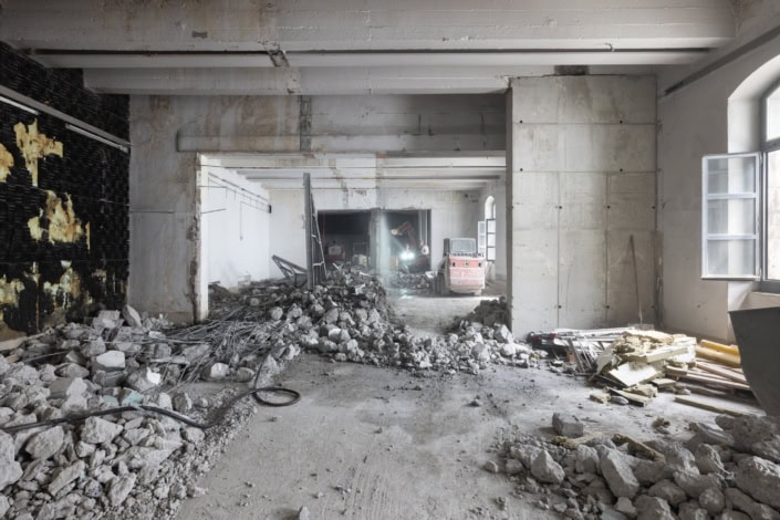 destruction en cours d'une hall dans un bâtiment historique en cours de rénovation