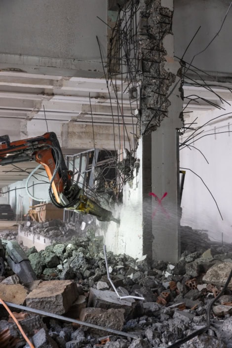 travaux de démolition dans un bâtiment historique en cours de rénovation