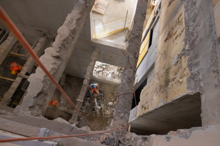 Ouvriers de construction travaillant sur un bâtiment en rénovation