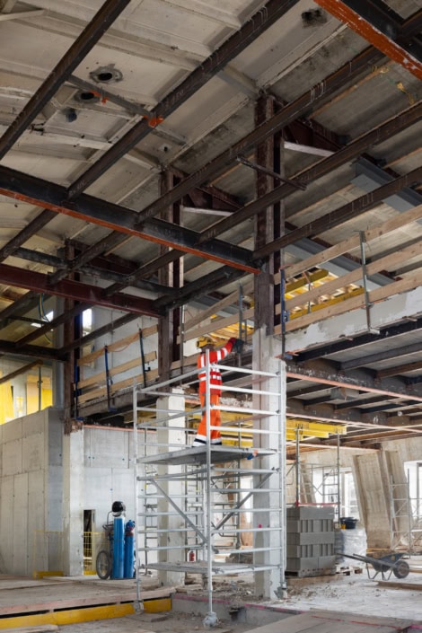 structure métallique sous la toiture d'un bâtiment historique en cours de rénovation