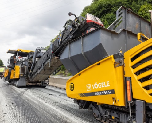 Finisseur Vögele Super 1900-5 en action sur une route en cours de construction.