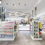 Pharmacie moderne bien approvisionnée à Lausanne, intérieur lumineux et accueillant.