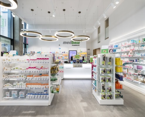 Pharmacie moderne bien approvisionnée à Lausanne, intérieur lumineux et accueillant.