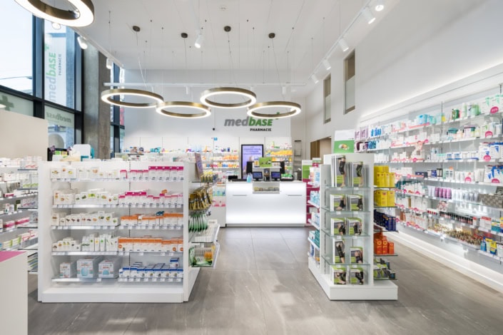 Pharmacie moderne bien approvisionnée à Lausanne, intérieur lumineux et accueillant.