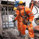 Travailleurs en bâtiment en action dans un chantier à Lausanne