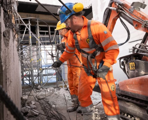 Travailleurs en bâtiment en action dans un chantier à Lausanne