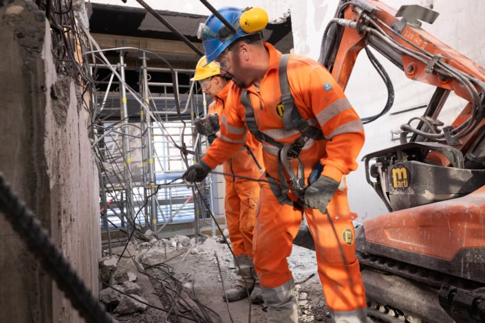 Travailleurs en bâtiment en action dans un chantier à Lausanne