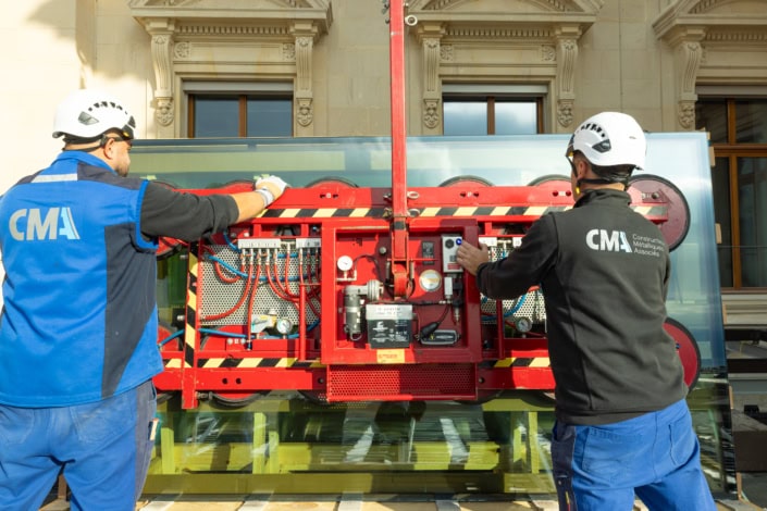Prise de vue de deux techniciens en sécurité lors d'une opération de diagnostic électrique en plein air.