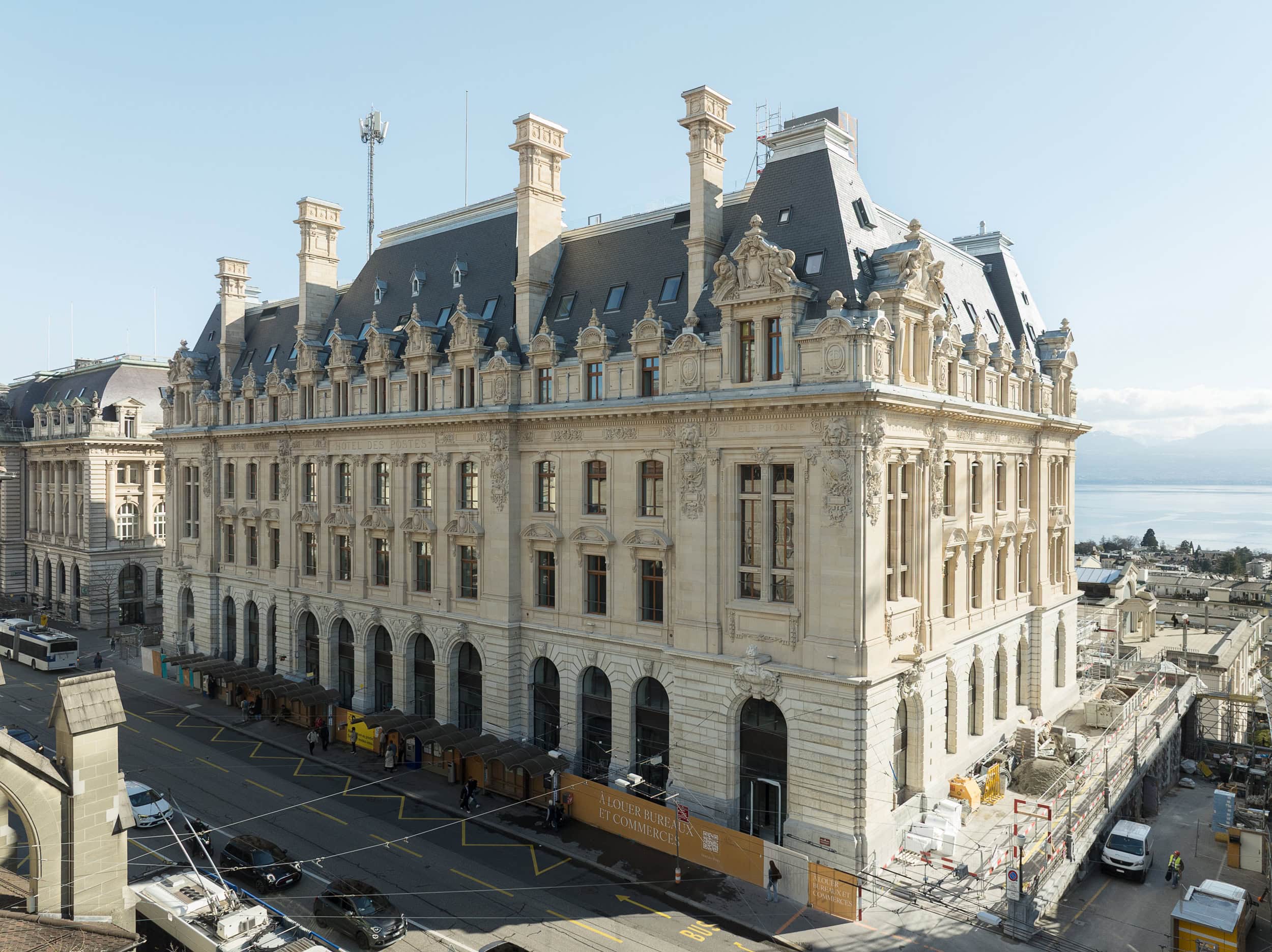 vue aérienne du centre ville de Lausanne avec l'Hôtel des Poste