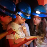 Enfants en train de chercher un traisor