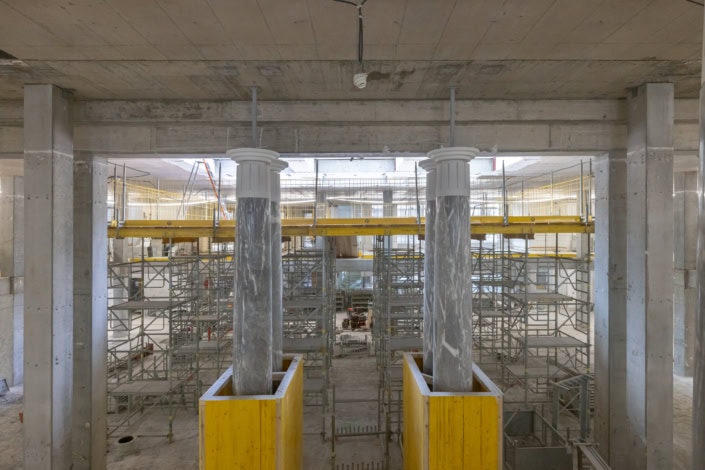Échafaudages et colonnes dans un bâtiment en construction à Lausanne.