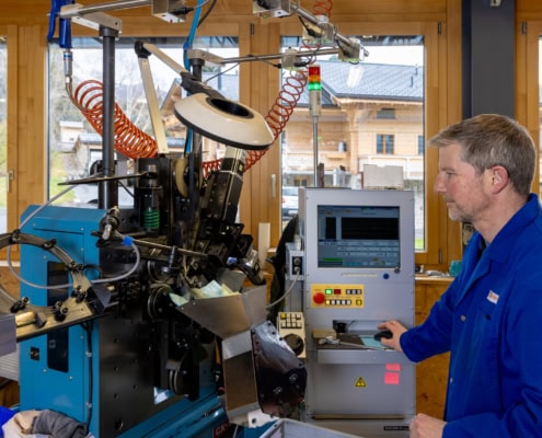 employé devant une machine à Leysin en Suisse romande