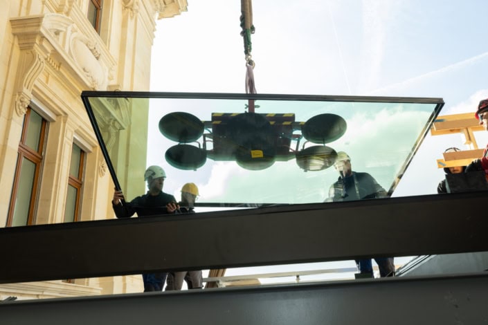 Grues à construction suspendus au-dessus d’un bâtiment historique à Lausanne.