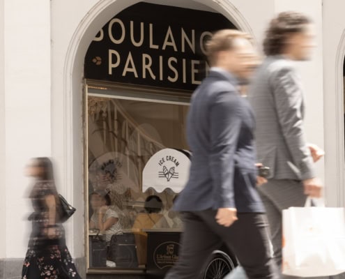 hommes d'affaire marchant devant une boulangerie