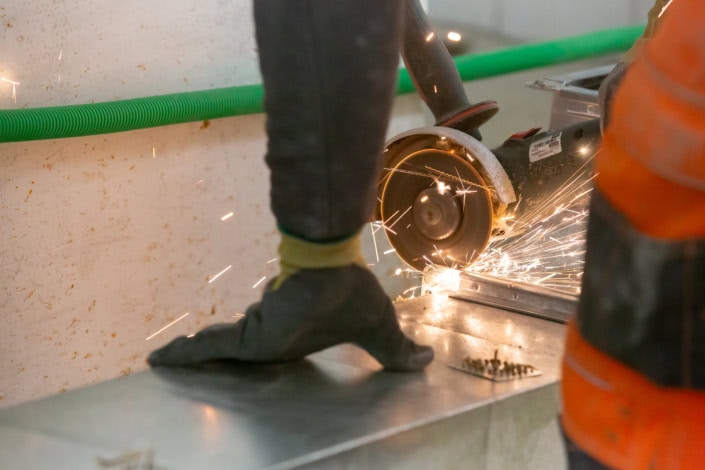 Scie en action lors d'une construction ou rénovation, étincelles de soudure.
