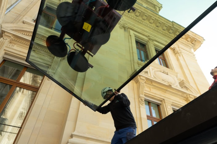 Vitre de bâtiment historique en cours de nettoyage ou de réparation à Lausanne.