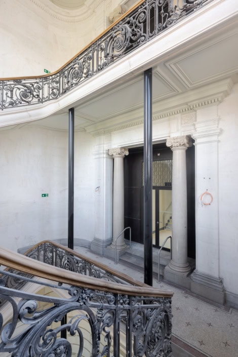 porte d'entrée avec balustrade