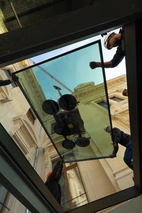 Vitrine en verre teinté installée par des artisans, rénovation commerciale à Lausanne.