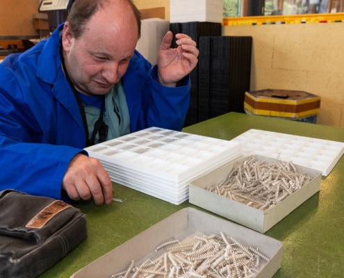 employé dans une industrie en train de ranger des pièces