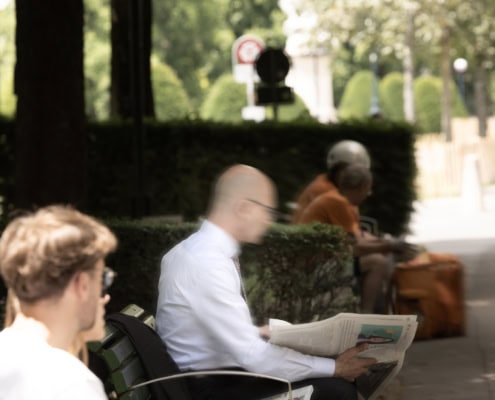 homme lisant le journal dans un parc