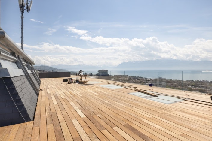 Une terrasse en bois en construction avec vue sur la mer à Lausanne.