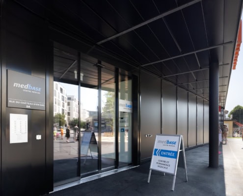 Façade du centre médical Medbase avec une entrée et un panneau indiquant l'accès.