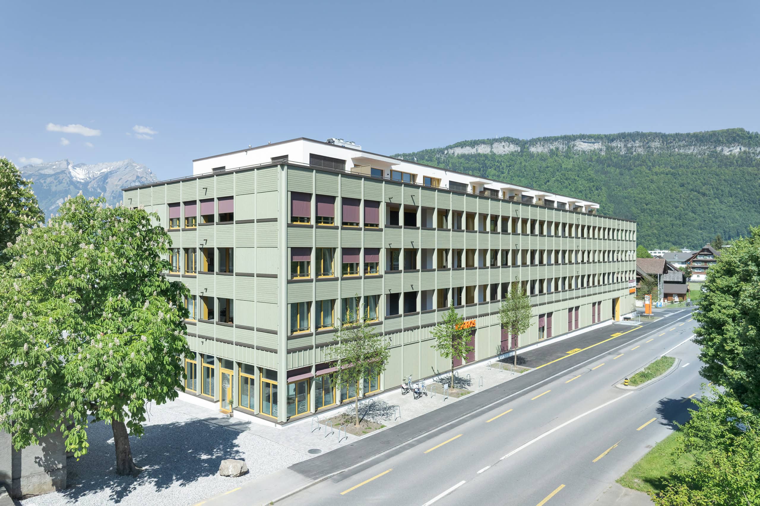 immeuble moderne avec façades bois